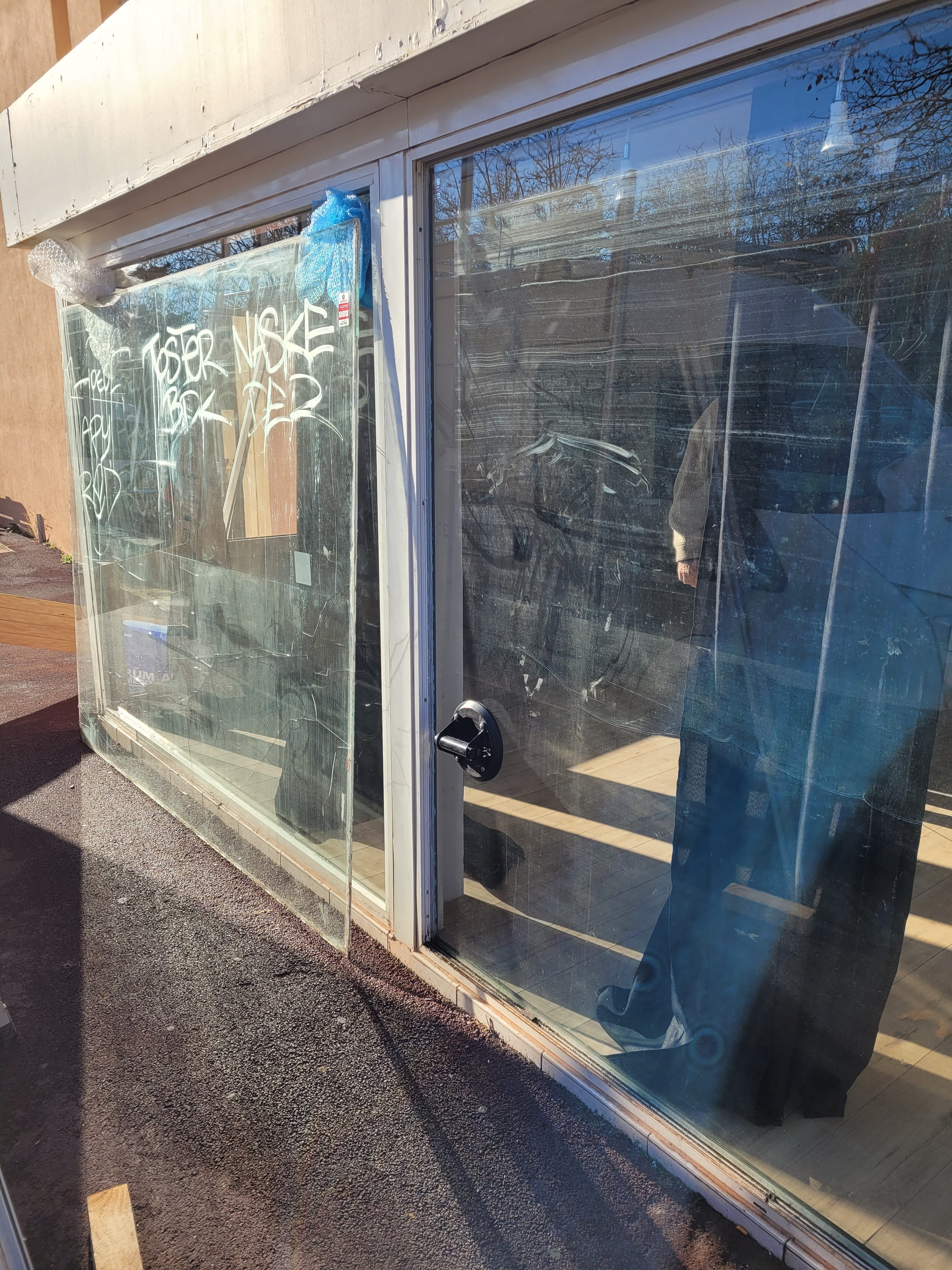 Remplacement vitrine magasin cassée